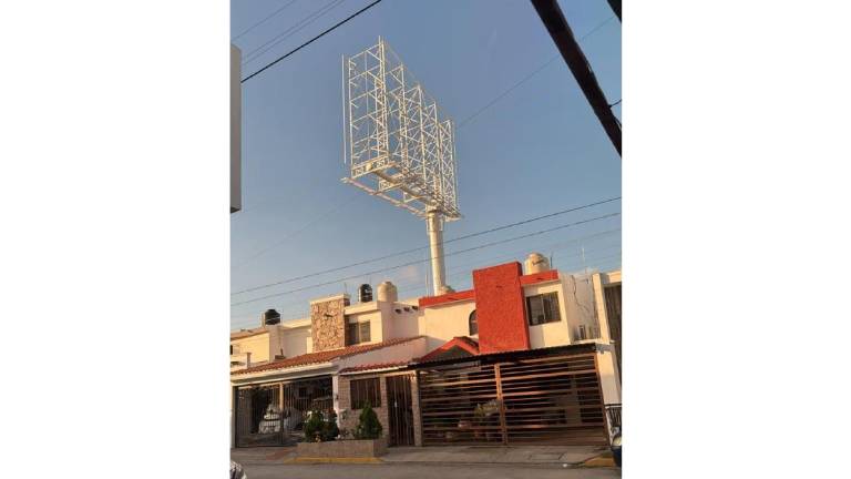 Instalación de una estructura metálica para la colocación de anuncios espectaculares.