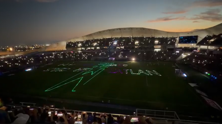 El club organizó un espectáculo especial que incluyó fuegos artificiales, luces vistosas y música sinaloense interpretada por Banda El Recodo.