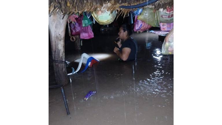 Hace una semana, una lluvia intensa ocasionó que un barrio de la comunidad de Palmillas, al sur de Escuinapa, se inundara.