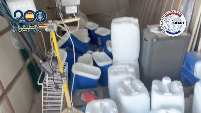 Autoridades españolas desmantelaron un laboratorio clandestino utilizado para recuperar metanfetamina transportada desde México.
