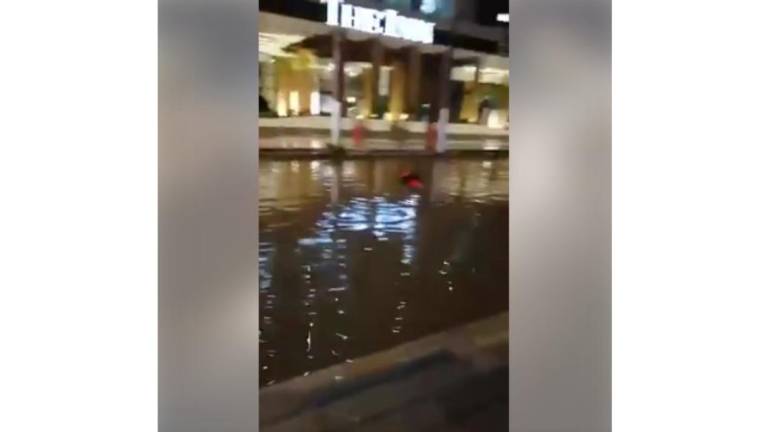 Con la primera lluvia, paso peatonal en la Avenida Camarón Sábalo, en Mazatlán, provoca inundaciones