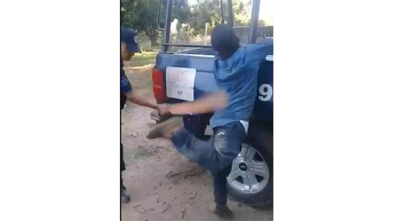 Momento de la agresión del agente de la Policía Municipal contra un detenido, en Escuinapa.