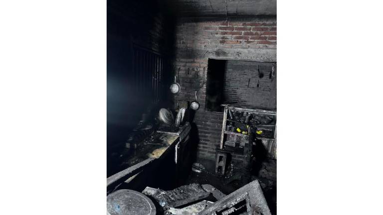 Una vivienda se incendio en Mazatlán debido a la detonación de pirotecnia en la calle.