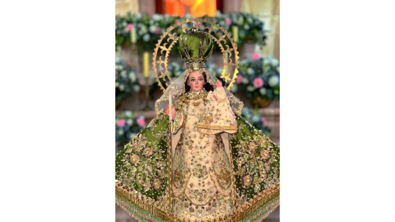 Para los festejos del día de la Virgen de la Candelaria, en Matatán, un grupo de jóvenes donó el vestido.