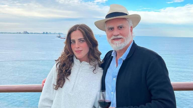 La actual Miss Universo 2025, Fátima Bosch, con su papá Bernardo Bosch Hernández, trabajador de Pemex.