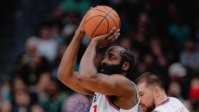 James Harden encesta con 55 puntos.