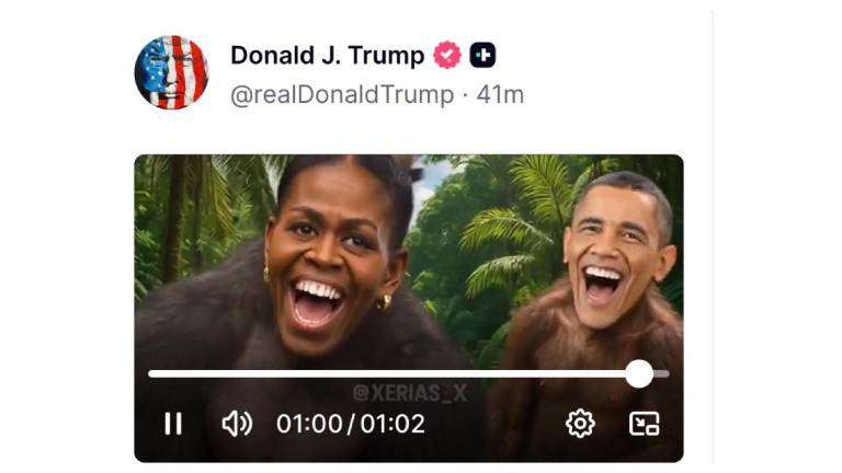 El Presidente Donald Trump muestra a los Obama con cuerpo de monos.