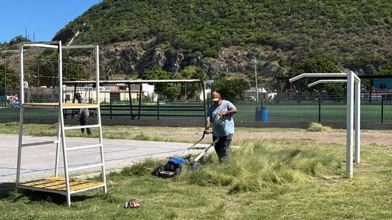 Personal del Gobierno de Ahome da trabajo de mantenimiento en campos deportivos.