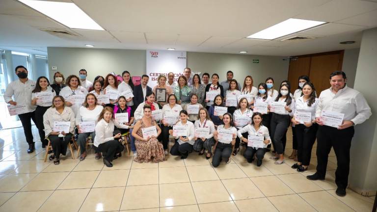 La presidenta y directora General de DIF Sinaloa, los directores de los Centros de DIF, así como empleados, recibieron reconocimientos por lograr dicha certificación.