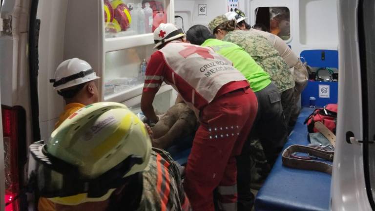 El primer minero rescatado en la sierra de Rosario recibe la atención de parte de personal médico de diferentes instituciones.