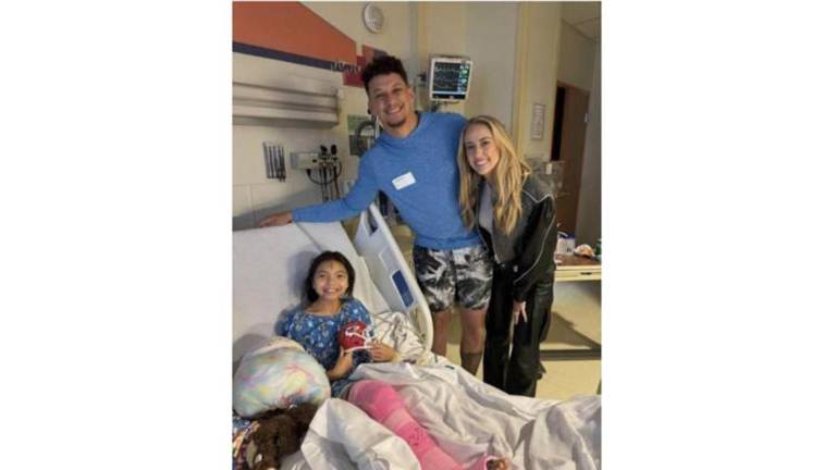Patrick Mahomes y su esposa Brittany junto a una de las pequeñas lesionadas.