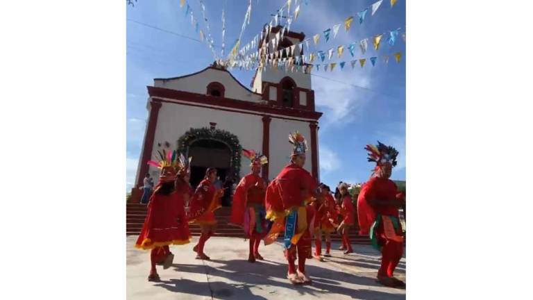 Los matachines participan en los festejos a la Virgen de la Candelaria en Matatán.