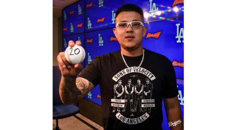 Julio Urías después de su triunfo 20 en Grandes Ligas.