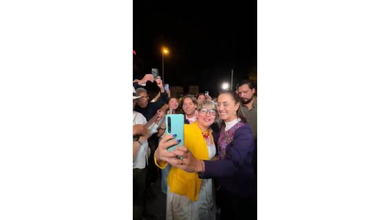 La Presidenta de México Claudia Sheinbaum Pardo al momento en que llega a Barcelona.