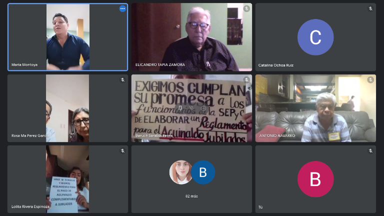 Maestros pertenecientes al Frente Democrático de Jubilados y Pensionados Maestra Herlinda Barrera Uicab