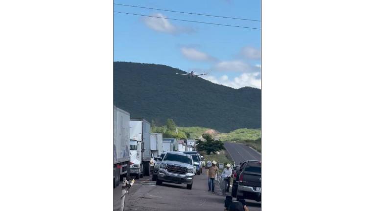 Una avioneta sobrevuela en la caseta de San Miguel, en Ahome, en apoyo a los agricultores.