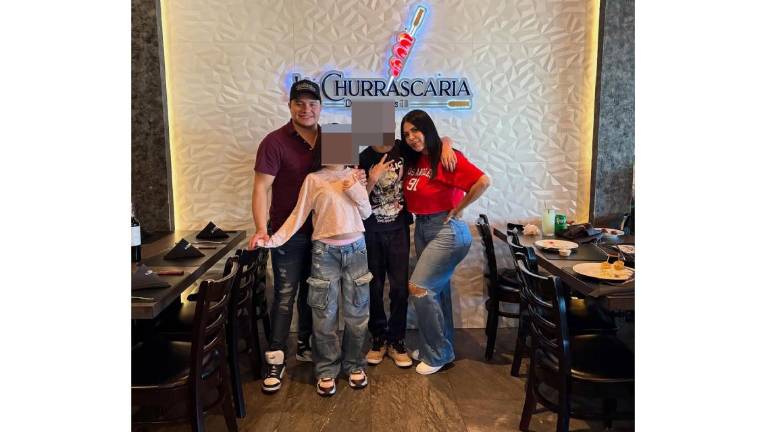 Fernanda Cortez con ‘Rafa’ González, vocalista de la Banda Los Recoditos, y dos de sus hijos.