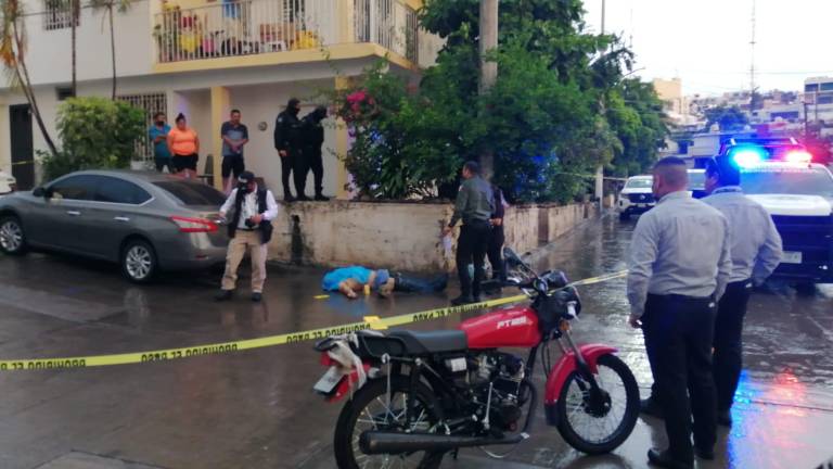 Muere motociclista al ser arrastrado por arroyo que se formó por lluvia en la colonia Antonio Rosales en Culiacán