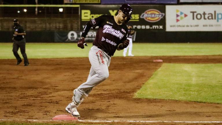 Joey Meneses recorre las bases tras pegar jonrón..