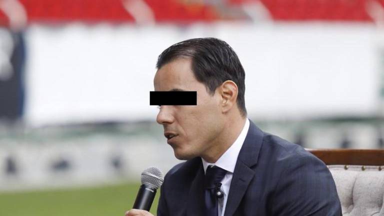 Omar Bravo es defendido por su hermana.