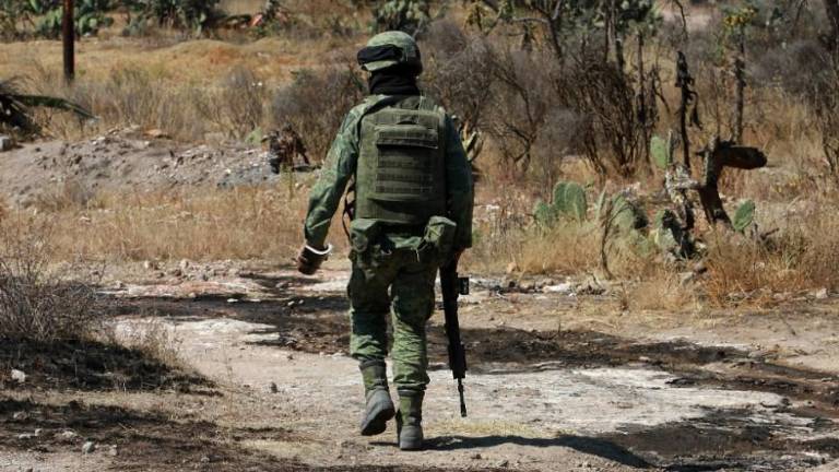 Un soldado mexicano patrulla la zona fronteriza.