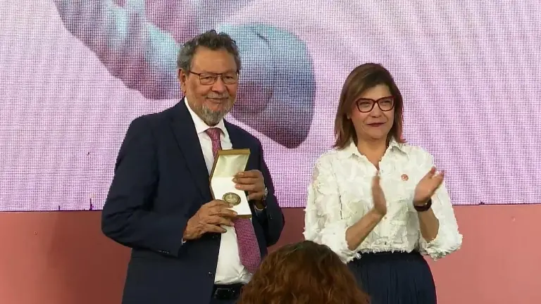 El maestro Élmer Mendoza recibe la medalla y diploma del Premio Jorge Ibargüengoitia de Literatura, de manos de Claudia Susana Gómez López, rectora general de la Universidad de Guanajuato.