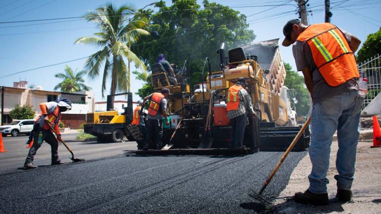 Trabajadores municipales realizan labores de reencarpetado en diferentes vialidades de Culiacán.