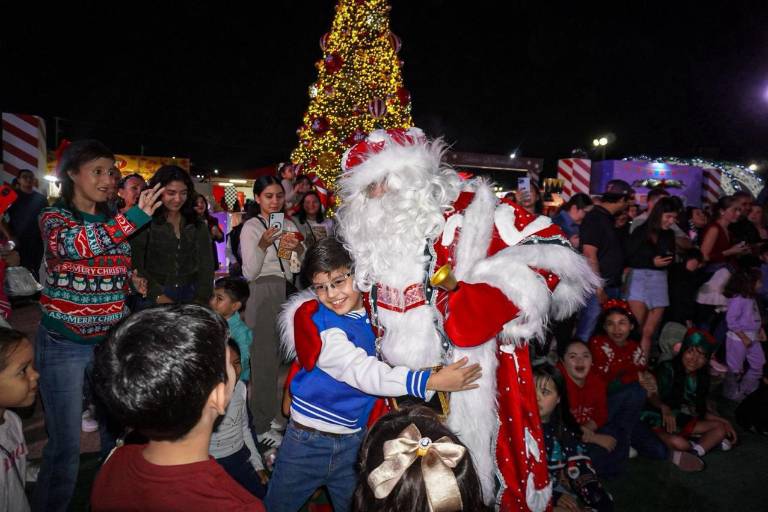 Chicos y grandes disfrutan del mágico show navideño en la Verbena Culiacán 2025