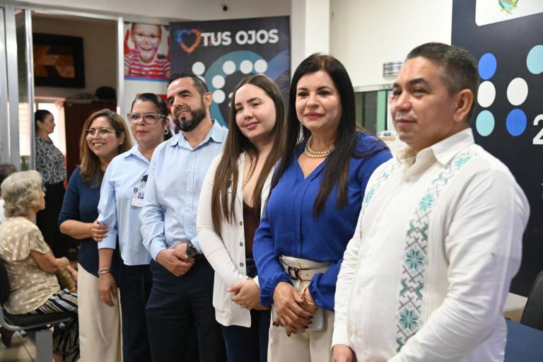 Refrenda la UAS su compromiso humanista con la sociedad al brindar, a través del CIDOCS, atención oftalmológica gratuita y lentes para lectura a personas con debilidad visual