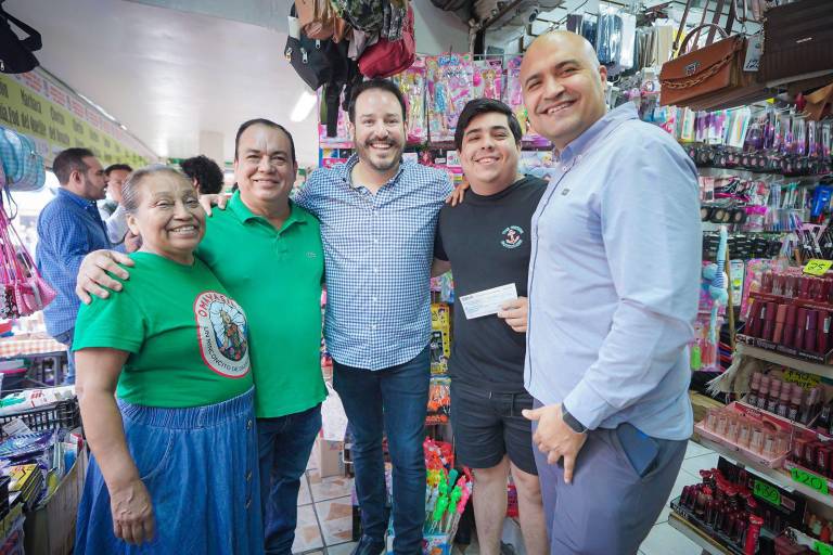 Entregan apoyos económicos a negocios del Mercado Juárez en Mazatlán