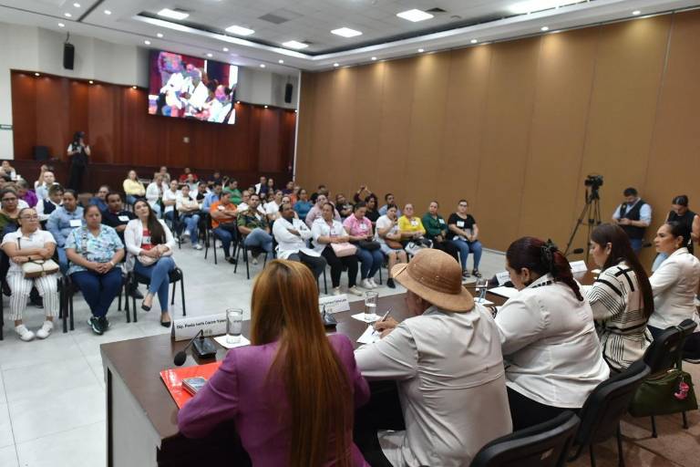 Atienden diputados a personal del Sector Salud