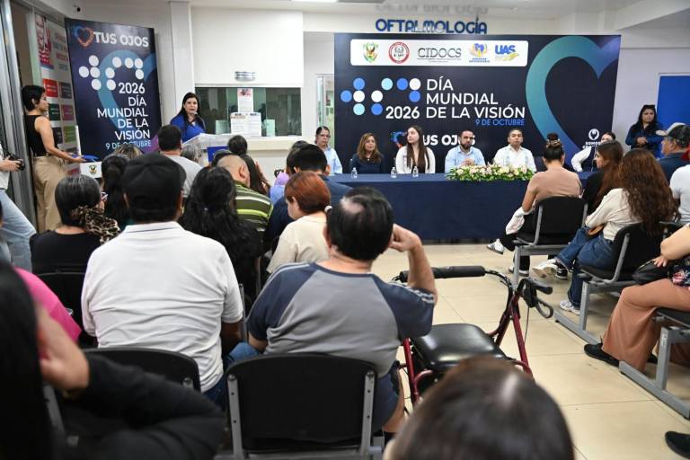 Refrenda la UAS su compromiso humanista con la sociedad al brindar, a través del CIDOCS, atención oftalmológica gratuita y lentes para lectura a personas con debilidad visual