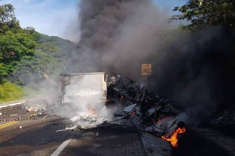 Tráiler cargado de cerveza vuelca y se incendia en la Durango-Mazatlán