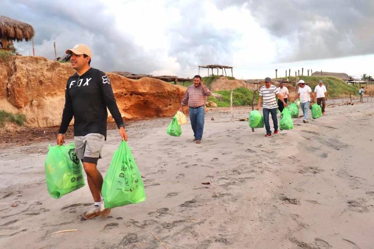 Funcionarios de Elota y SEBIDES recolectan 1.5 toneladas de basura en Playa Ceuta