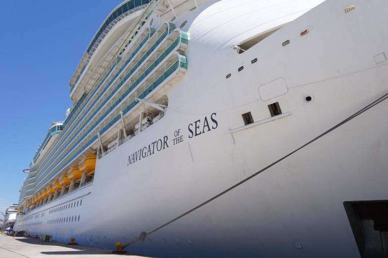 Llegada a Mazatlán de dos cruceros turísticos.