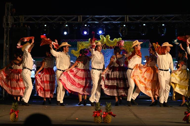 La Guelaguetza y el color de Oaxaca engalanan el inicio del XXXI Festival Internacional Universitario de la Cultura 2026, en el 153 aniversario de la UAS