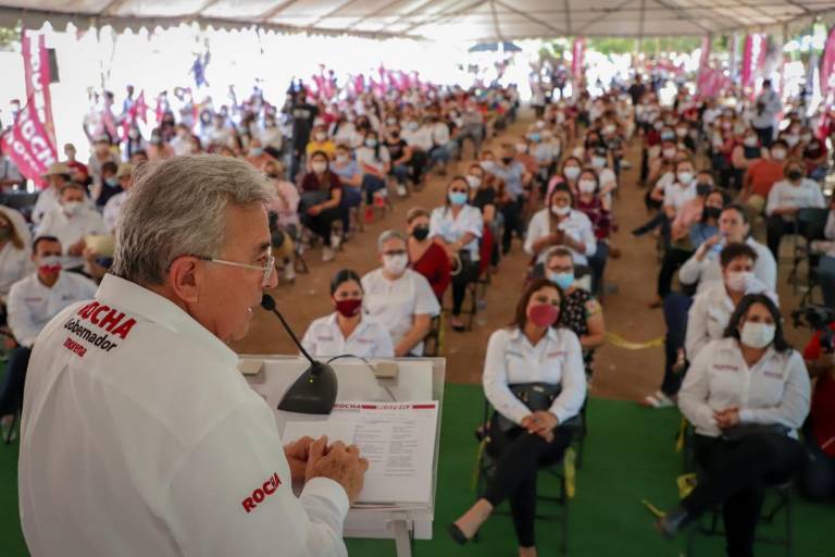 Rocha Moya recoge inquietudes de mujeres, y promete un gobierno con perspectiva de género