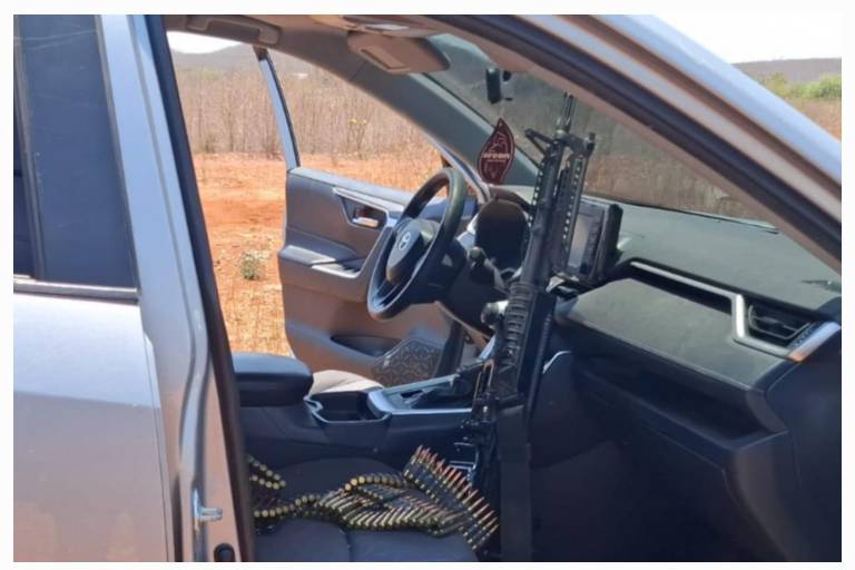 Aseguran vehículo con armamento en Culiacán durante operativo interinstitucional