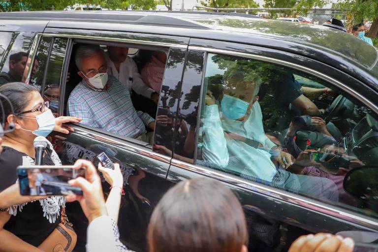 Llega AMLO a Sinaloa y es recibido por viudas de policías manifestándose