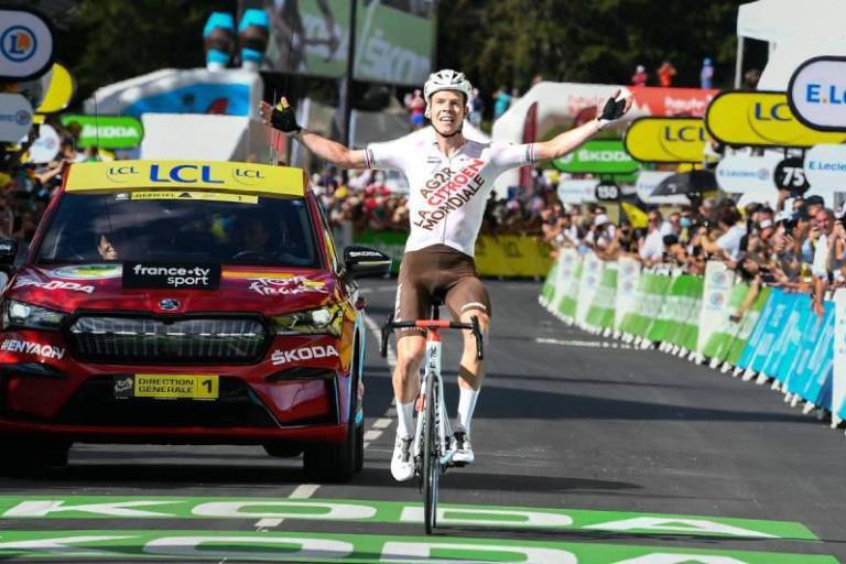 Bob Jungels renace en los Alpes y gana novena etapa del Tour de Francia