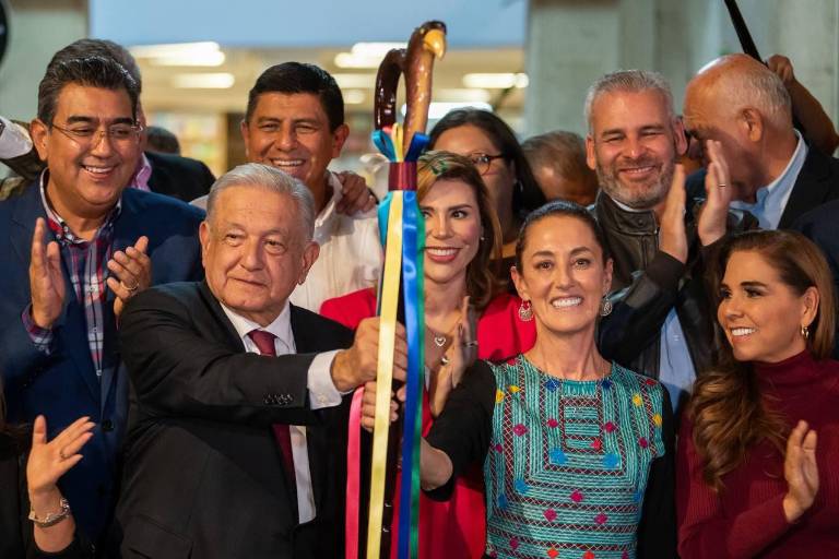 AMLO entrega el ‘bastón de mando’ a Sheinbaum