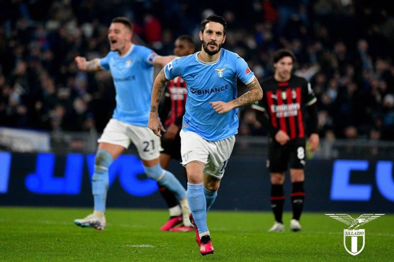 Milan cayó por goleada ante Lazio y se alejó de la cima