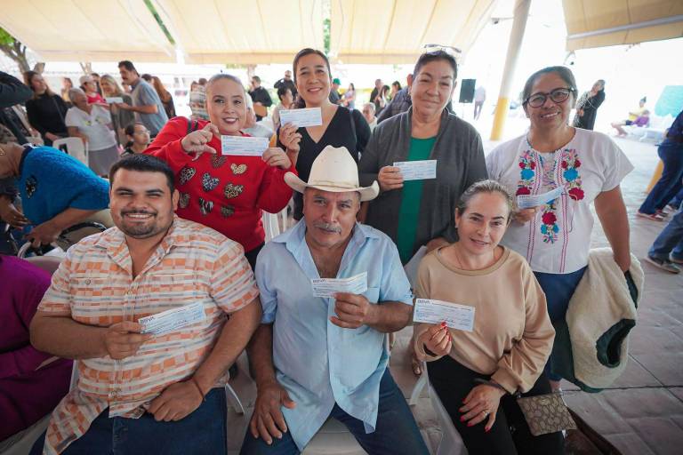 Entregan apoyos directos a comerciantes y microempresarios de comunidades de Mazatlán