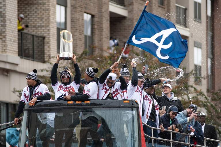 Miles abarrotan las calles de Atlanta para festejar a sus Bravos, campeones de la Serie Mundial