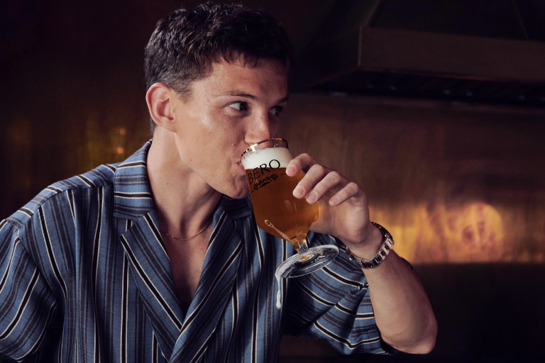 Presenta Tom Holland su propia marca de cerveza sin alcohol llamada ‘Bero’
