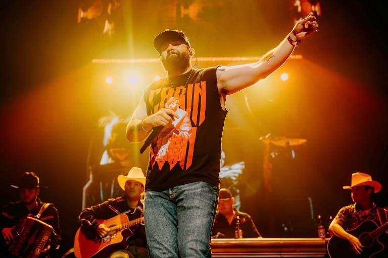 Entregan a Carín León discos de oro y platino