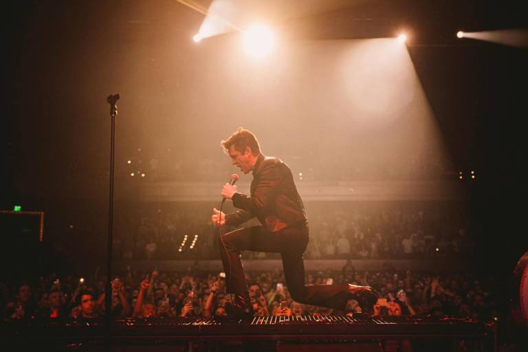 Sorprende Brandon Flowers, de The Killers, por cantar tema de Luis Miguel en Monterrey