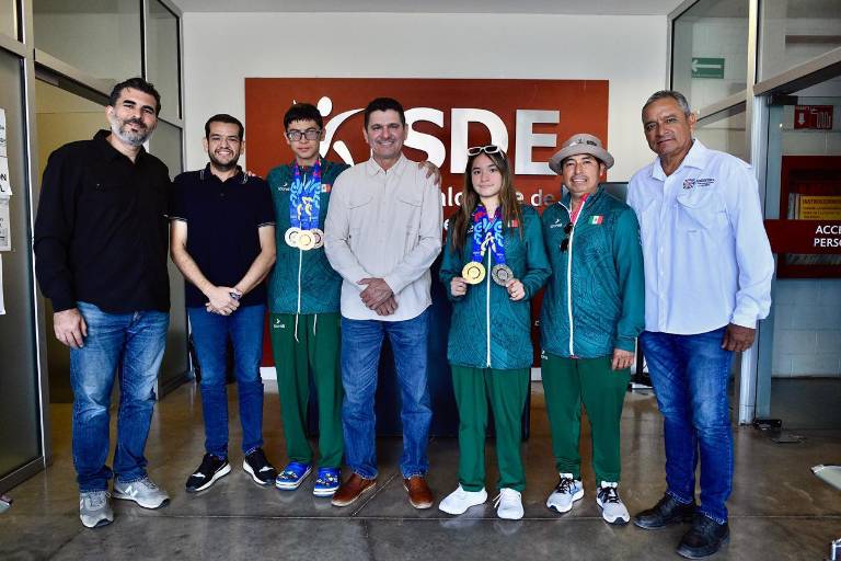 Paratletas sinaloenses regresan con siete medallas de Chile y son recibidos por el Isde