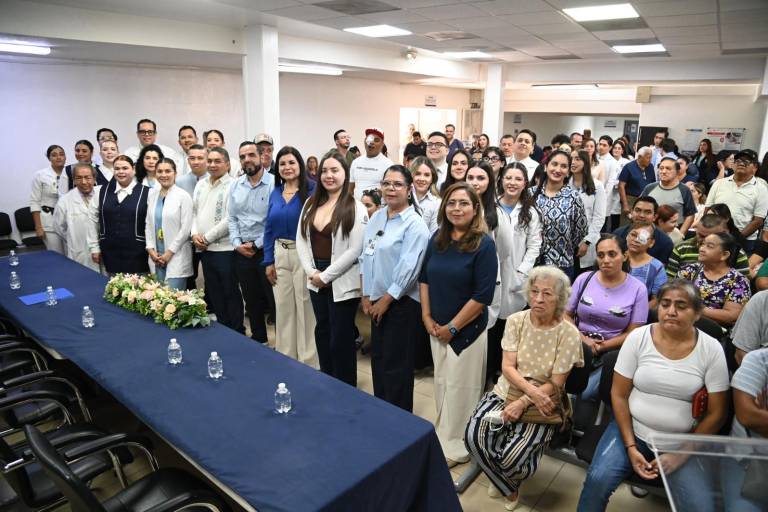 Refrenda la UAS su compromiso humanista con la sociedad al brindar, a través del CIDOCS, atención oftalmológica gratuita y lentes para lectura a personas con debilidad visual