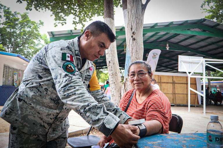Acercan servicios y apoyos a familias de la colonia 16 de Septiembre en Culiacán